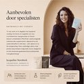 Zittende vrouw in donker pak houdt een wit zakje vast, met twee zakjes op tafel. Tekst 'Aanbevolen door specialisten' en een citaat.