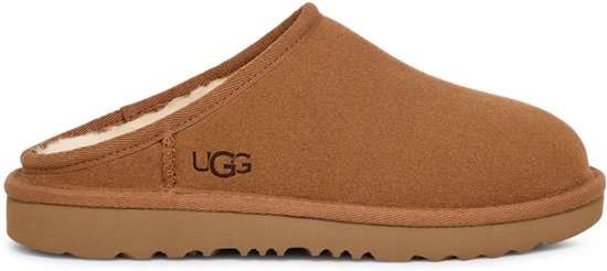 Bruine suède UGG pantoffel met beige voering en UGG-logo aan de zijkant op een rubberen zool.