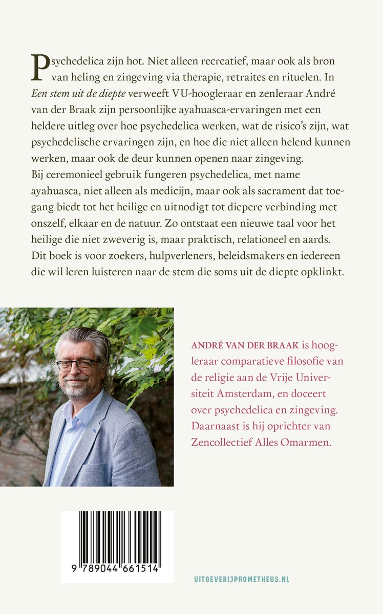 André van der Braak, hoogleraar, draagt een grijs colbert en een bril, staand tegen een witte achtergrond.
