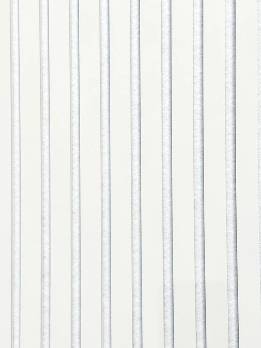 Akoestische Wand Panelen Lattenwand Met Witte Vilt 260×60 Cm | akoestisch paneel | wandpanelen | geluidsabsorberend | geluidsisolatie | houten wandpanelen | muurdecoratie | wandbekleding | interieur | lattenwand | moderne wanddecoratie | decoratie