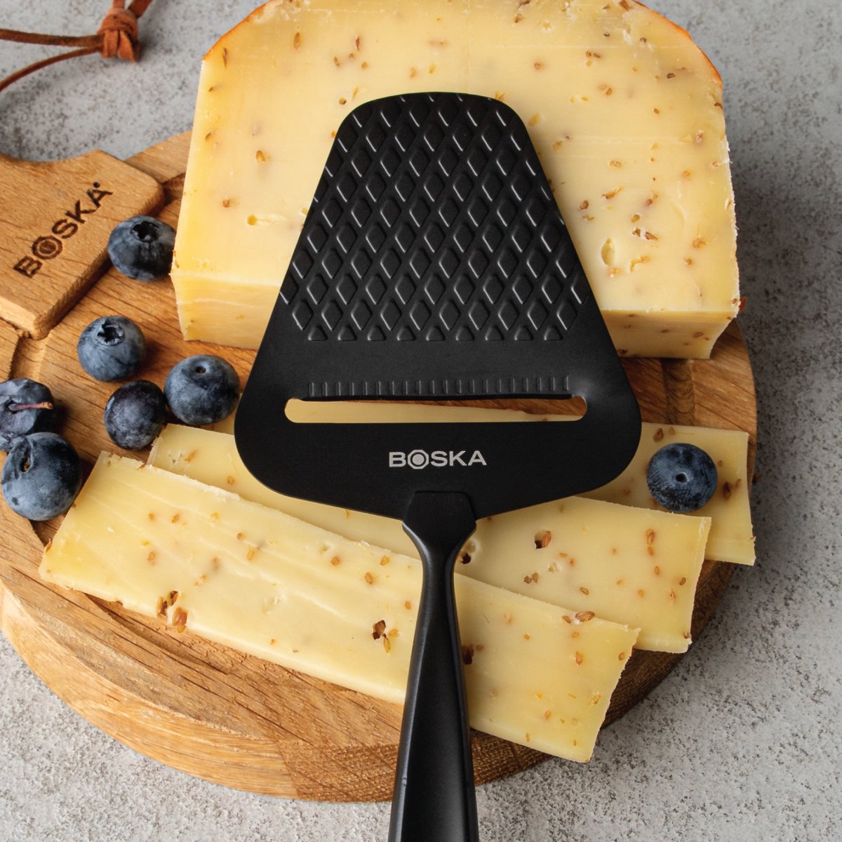 Boska Kaasschaaf Monaco+ Dark - Design kaasschaaf - Kaasschaaf voor harde kaas - Kaasschaaf donker - RVS - Vaatwasserbestendige kaasschaaf - Keukengerei - Keuken accessoires — cadeau in Kookcadeaus - foto 4