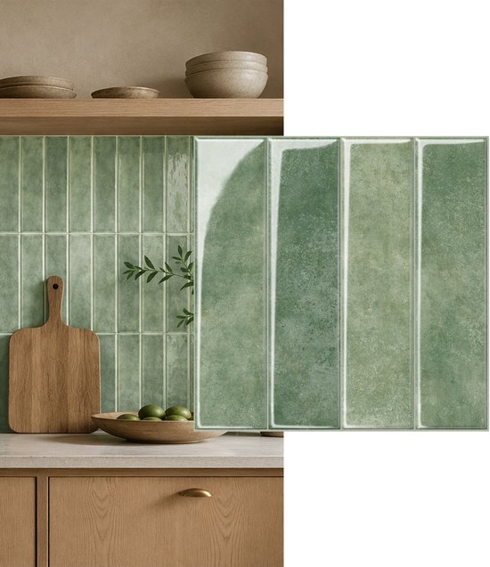 Saliegroene, glanzende rechthoekige tegels die gebruikt worden als achterwand in een keuken met houten elementen.