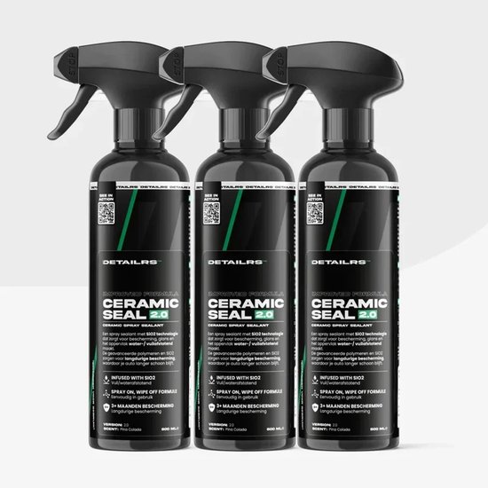Drie zwarte spuitflessen van Detailrs Ceramic Seal 2.0 met een groene opdruk en informatie.