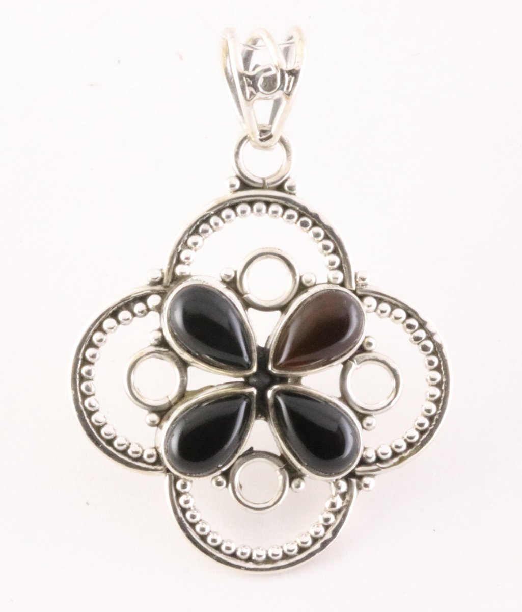 Opengewerkte zilveren hanger met onyx