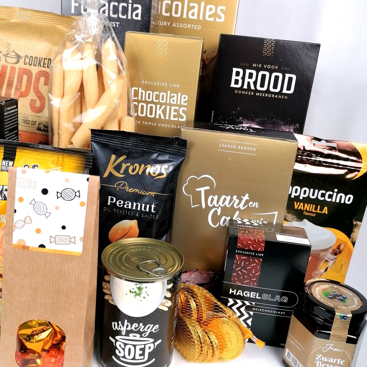 Kerstpakket "De Baron" - Chique Zwart Goud Kerstpakket - Complete Geschenkdoos met Borrelhapjes, Broodmix, Toffees & Cappuccino - Luxe Kerstcadeau Personeel & Relaties - 21-Delig Eindejaarscadeau – foto 3