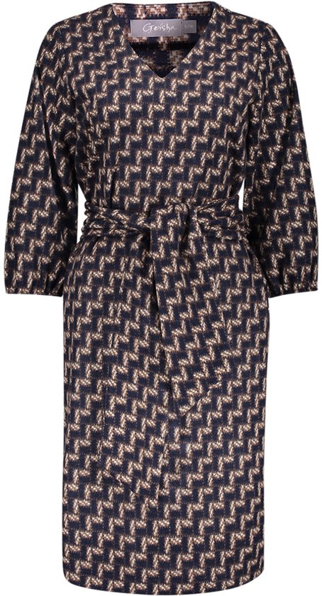 Donkerblauwe jurk met zandkleurige geometrische zigzagprint, V-hals en ceintuur in de taille.
