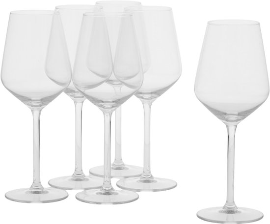 Six verres à vin vides, dont un placé devant, sur fond blanc.