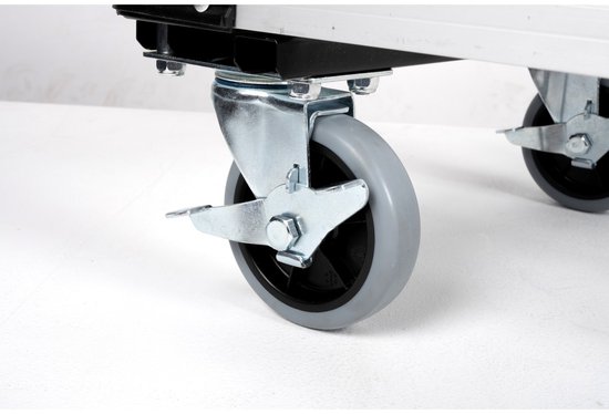 Grijs wiel met zwarte velg en metalen rembeugel, gemonteerd aan de zijkant van een steekwagen.