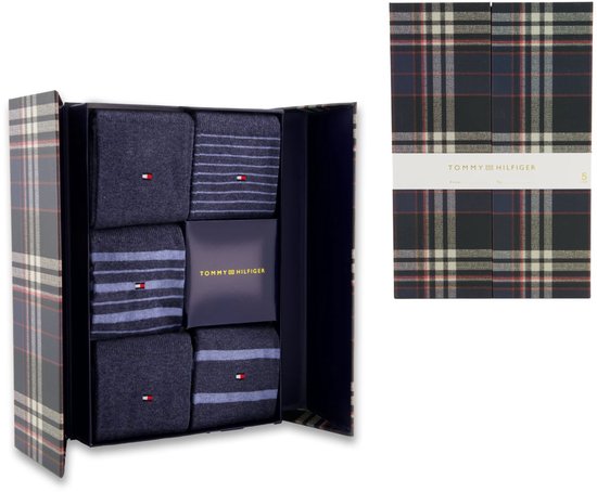 Tommy Hilfiger giftbox met 5 paar donkerblauwe sokken, enkele effen, andere met blauwe streepjes en Tommy Hilfiger logo. De box heeft een ruitpatroon.