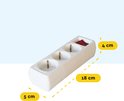 Wit 3-voudig stopcontactblok met rode schakelaar. Afmetingen: 18 cm x 5 cm x 4 cm.