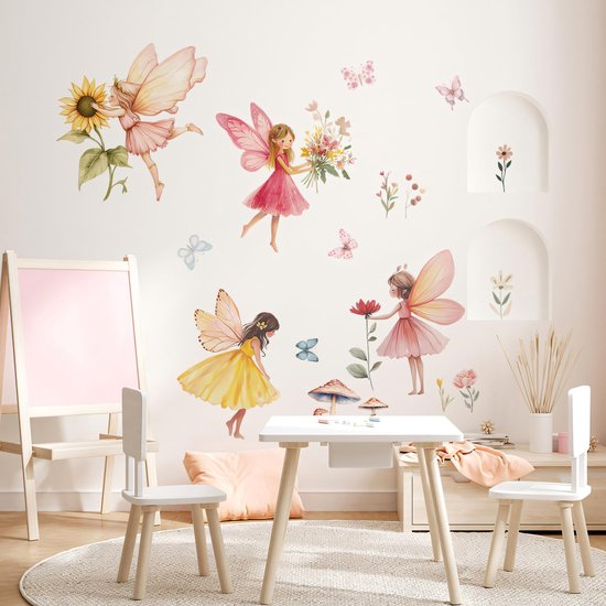Muurstickers met feeën, vlinders, bloemen en paddenstoelen in zachte kleuren voor een kinderkamer.