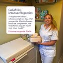 Kraamverzorgende Sheila met een roze Wumby verwarmd aankleedkussen met witte deksel.