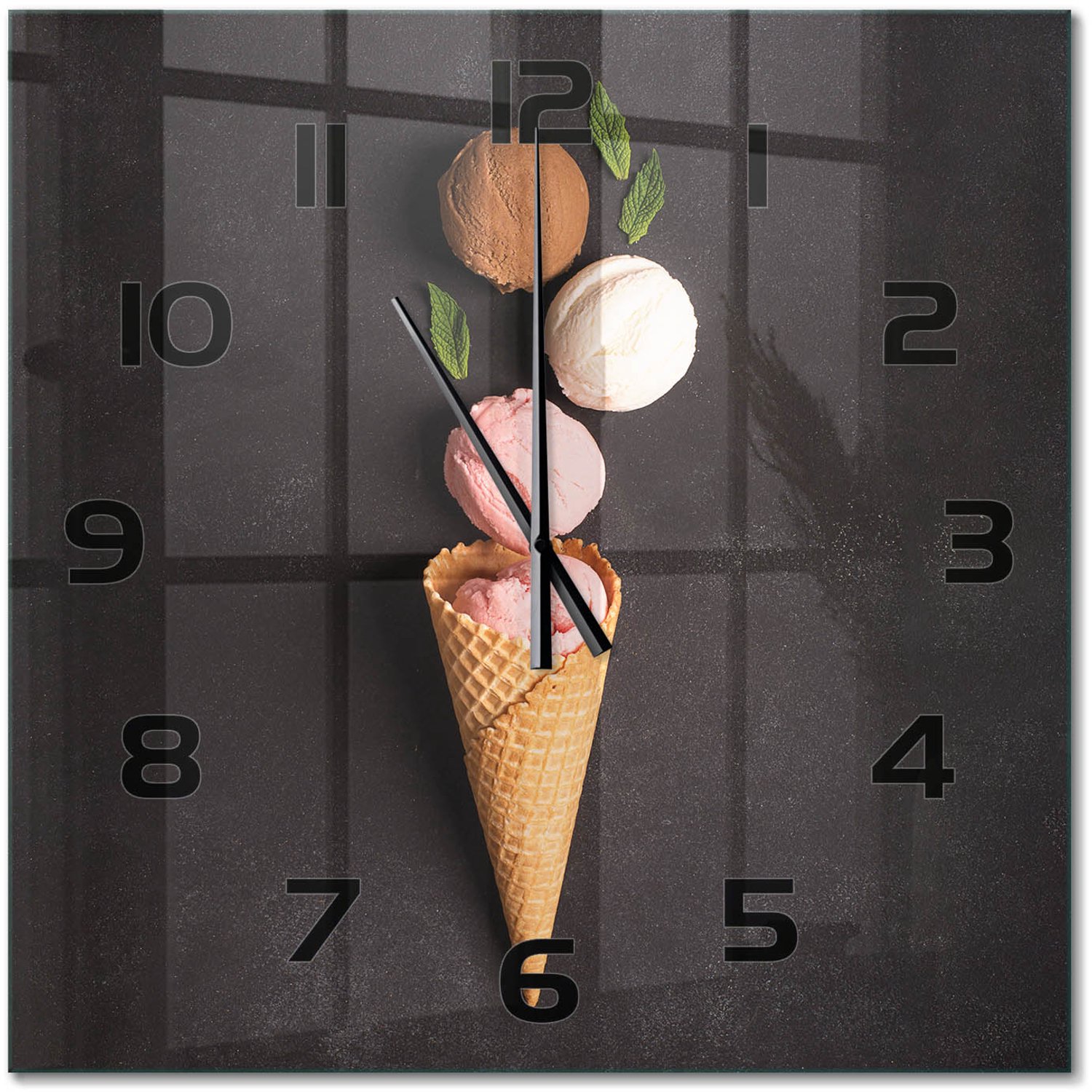 TULUP Wandklok - IJs in een wafelhoorntje Moderne Wandklok Glas - 60x60 cm - Zwart Wandklok Glas Decoratie - Zwarte handen - Vierkante Klok - Glazen Wandklok Design - Klok Glas Met Opdruk