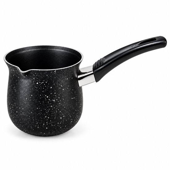Zwarte melkpan met wit gespikkeld patroon, schenktuit en een ergonomisch zwart handvat.