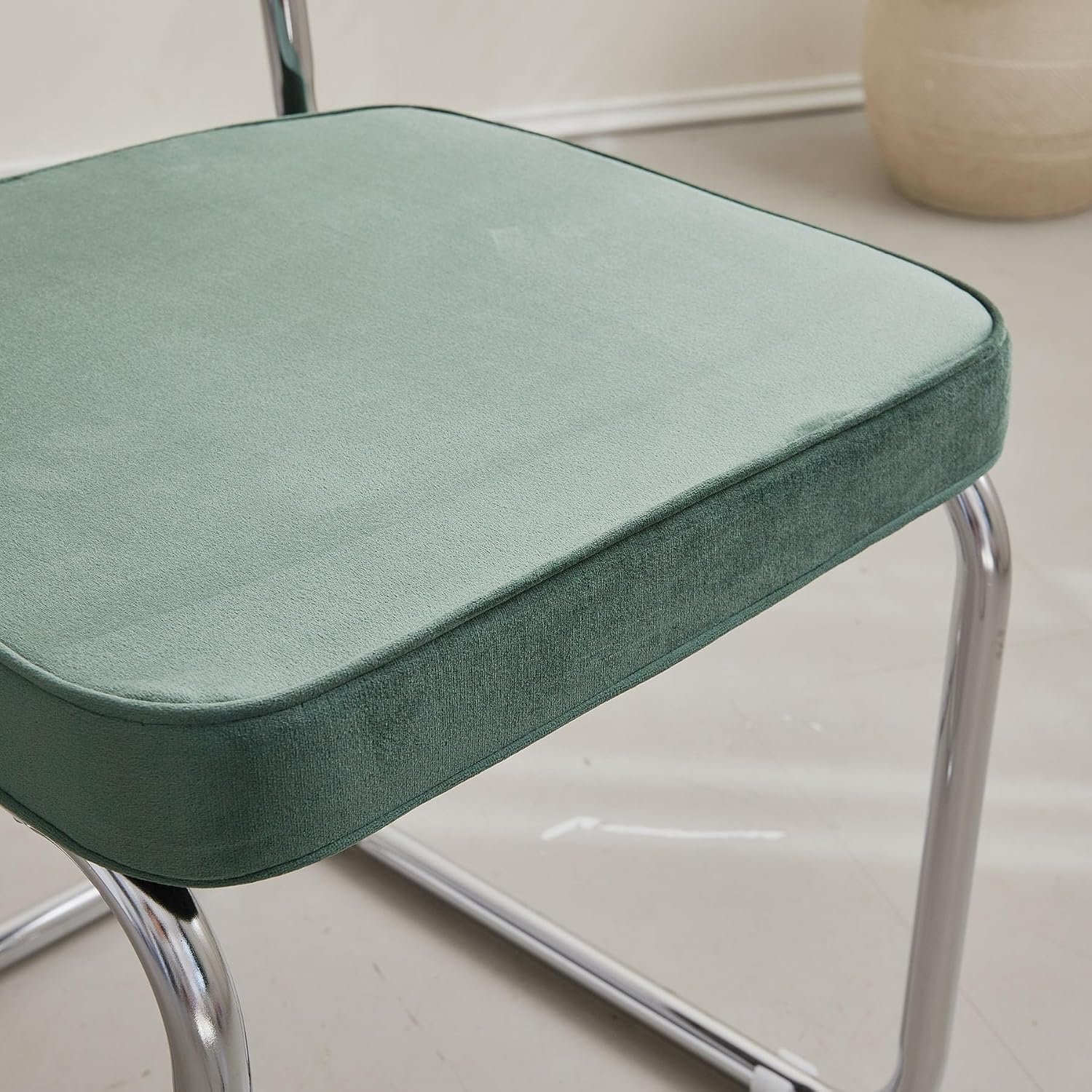 Set van 2 Luxe Groene Fluwelen Eetkamerstoelen met Rotan Rugleuning en Verchroomde Metalen Sledepoten – Moderne Gestoffeerde Keukenstoelen, 45 x 50 x 85 cm