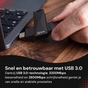 Zwarte Xedor USB-stick met USB 3.0-technologie wordt in een laptop geplaatst voor snelle dataoverdracht.