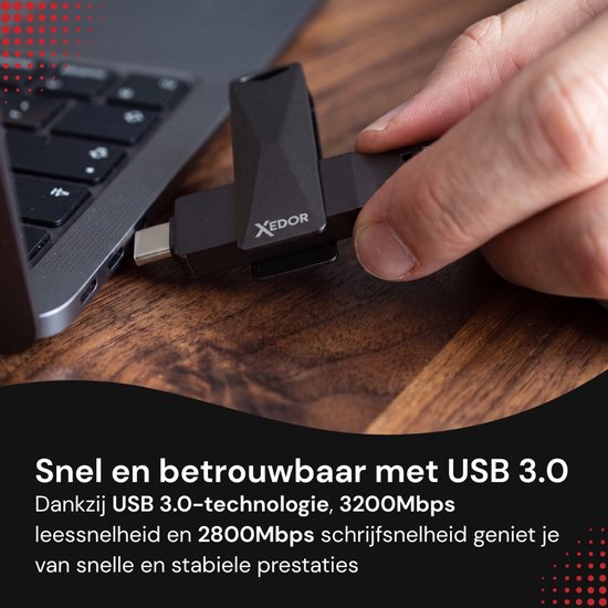 Zwarte Xedor USB-stick met USB 3.0-technologie wordt in een laptop geplaatst voor snelle dataoverdracht.