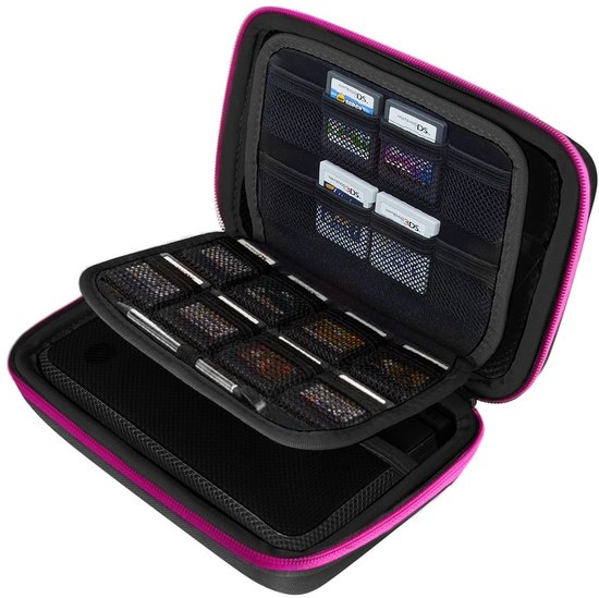 Opengeklapte zwarte draagtas met roze rits, gevuld met verschillende gamecartridges en een stylus.