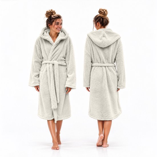 Vrouw draagt een off-white badjas van teddyfleece met capuchon en ceintuur, getoond van voor- en achterkant.