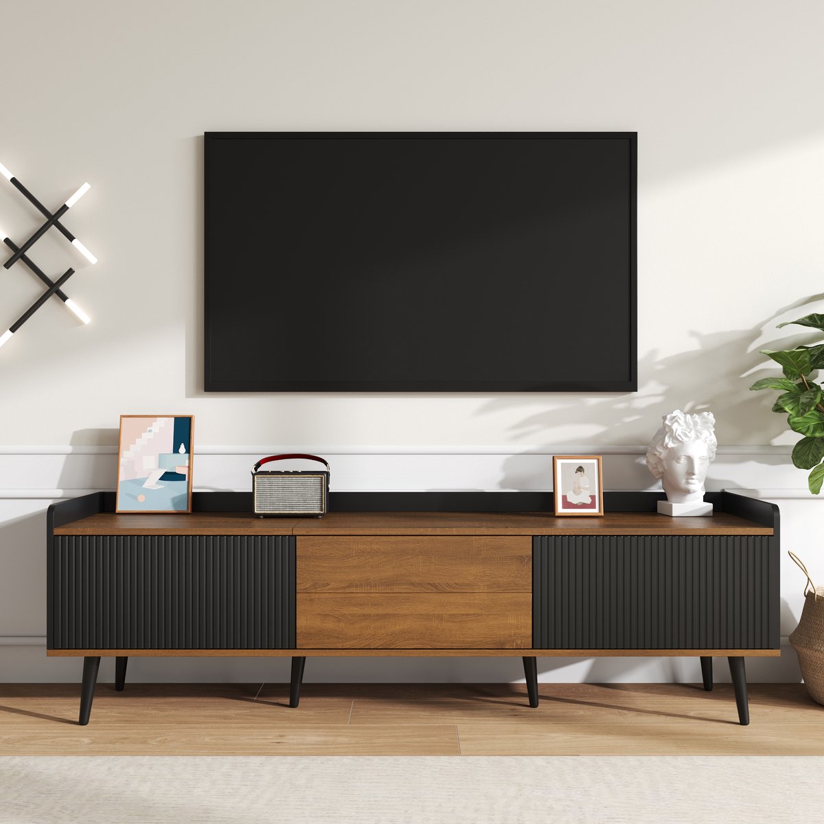 tv meubel met 3 deuren en verhoogde rand - Opbergmeubel voor woonkamer - 160 cm breed - Zwart en naturel hout - Gestreepte deurfronten - Antislip rand en antikiepbeveiliging - Geschikt voor 65 inch tv