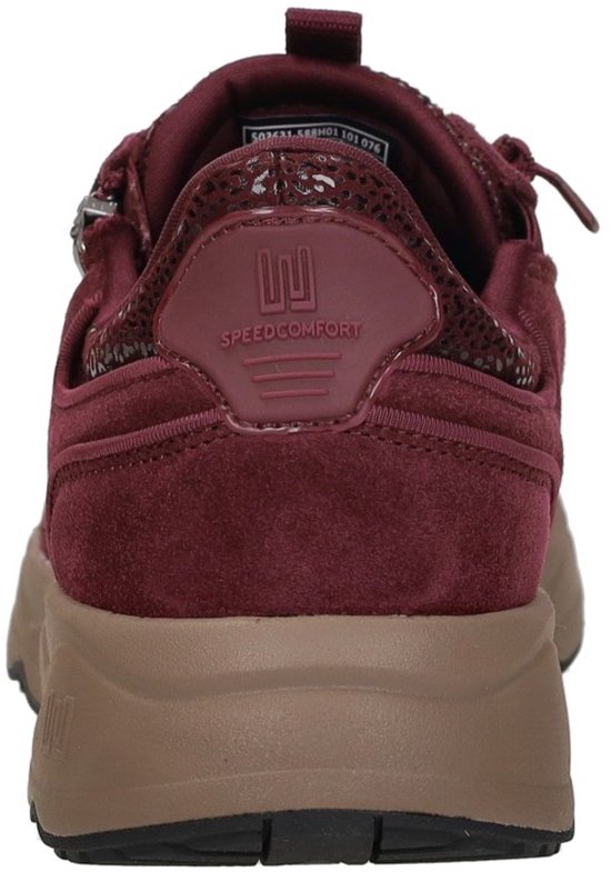 Achterkant van bordeauxrode sneaker met luipaardprint, rits en "Speedcomfort" logo.