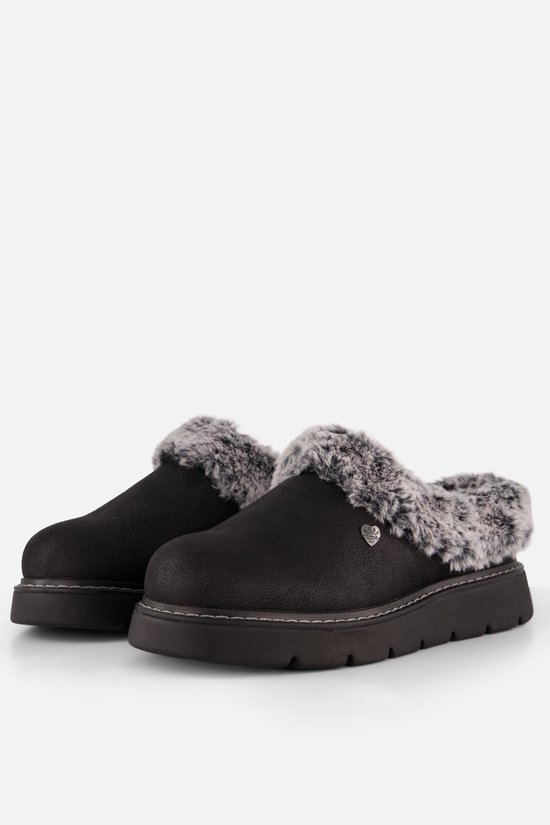 Mules noires bordées de fourrure grise et coutures blanches. Semelle noire épaisse.