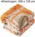 Een opgevouwen deken met franjes aan de bovenkant, bedrukt met een botanische print in oranje, groen en blauw op een crème achtergrond. Afmetingen: 200 x 150 cm.