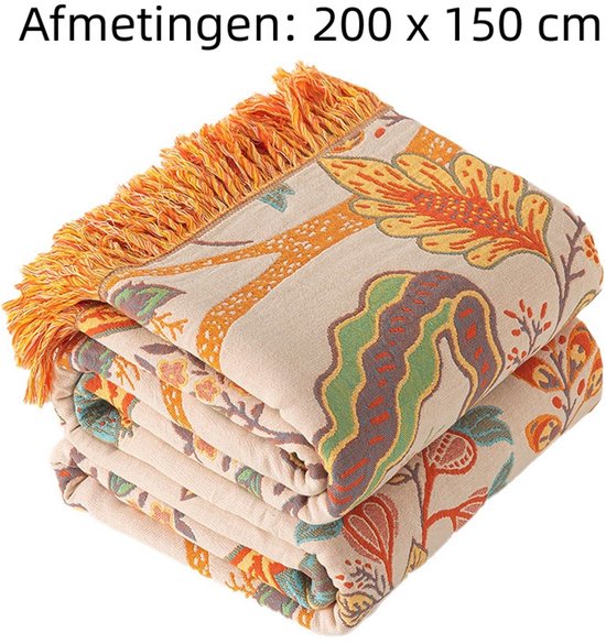 Een opgevouwen deken met franjes aan de bovenkant, bedrukt met een botanische print in oranje, groen en blauw op een crème achtergrond. Afmetingen: 200 x 150 cm.