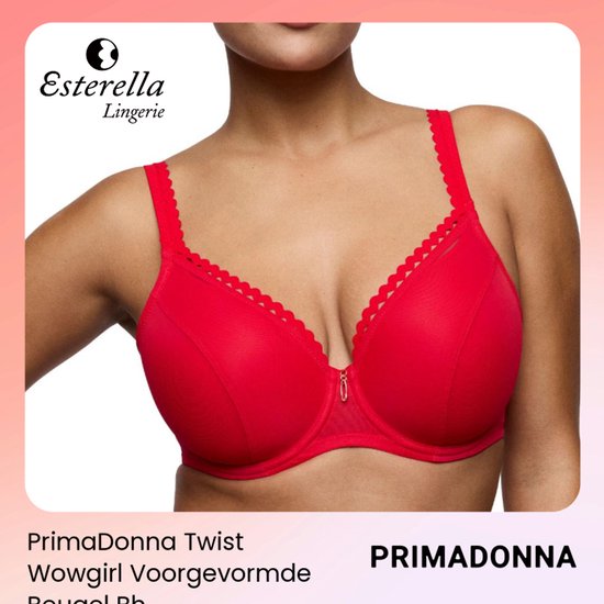 Model draagt een felrode PrimaDonna Twist voorgevormde beugel-bh met geschulpte randen en een fijn detail middenvoor.