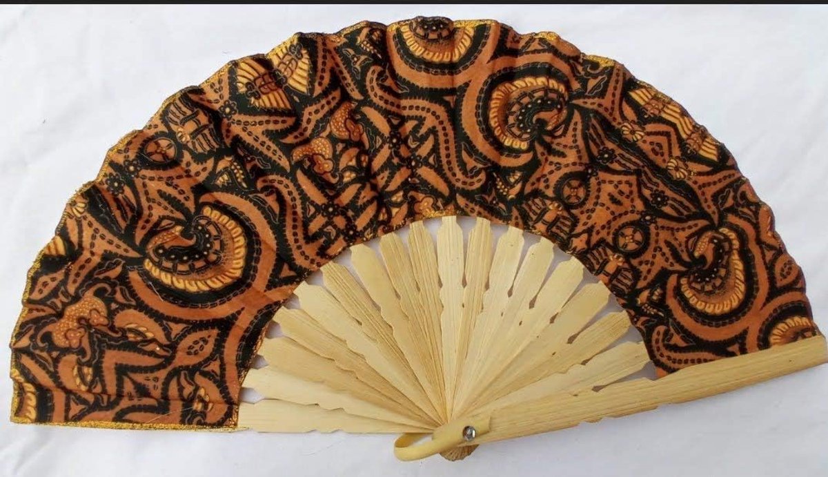 Eventail Fan, handgemaakt, batik + bamboe, opvouwbaar, 23 cm/43 cm (aarde/hout)