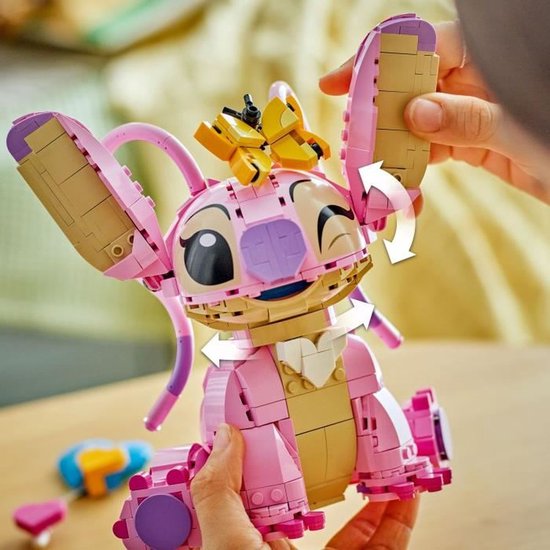 Roze LEGO Angel met vlinder op hoofd. Handen bewegen oren.