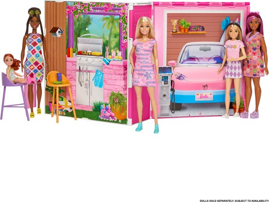 Barbie en vriendinnen in een openklapbaar vakantiehuis met keuken en garage. Een roze auto staat in de garage.