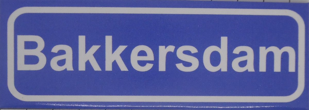Souv© - koelkast magneet - plaatsnaam bord - kombord - souvenir - koelkastmagneetje - relatiegeschenk Bakkersdam