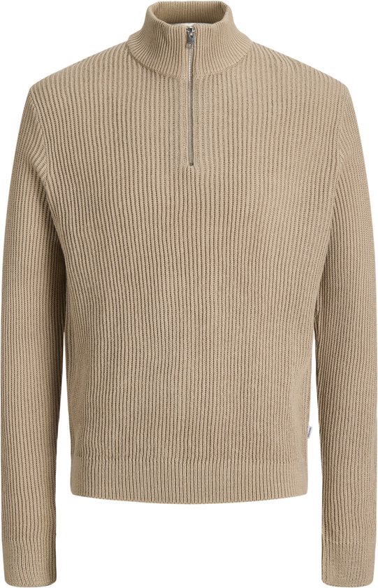 Beige gebreide trui met opstaande kraag en halve ritssluiting, voorkant. Ribbelstructuur.