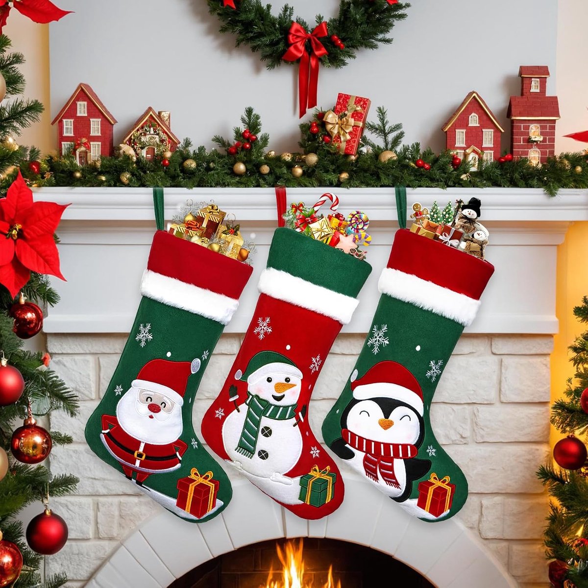 Kousenset van 3 Kersthangers Kerstman Kousen Cartoonesque Kerstman Sneeuwpop Pinguïn Grote Kerstkousen voor Familie Vakantie Kerstfeest Decoraties