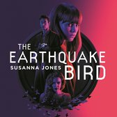 Boekcover "The Earthquake Bird" met een vrouw met franje en een man met een camera. Vliegende vogels onderaan.