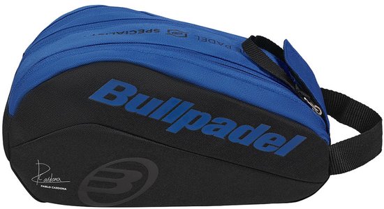Blauwe Bullpadel toilettas, "Bullpadel" logo en handtekening op de voorkant.