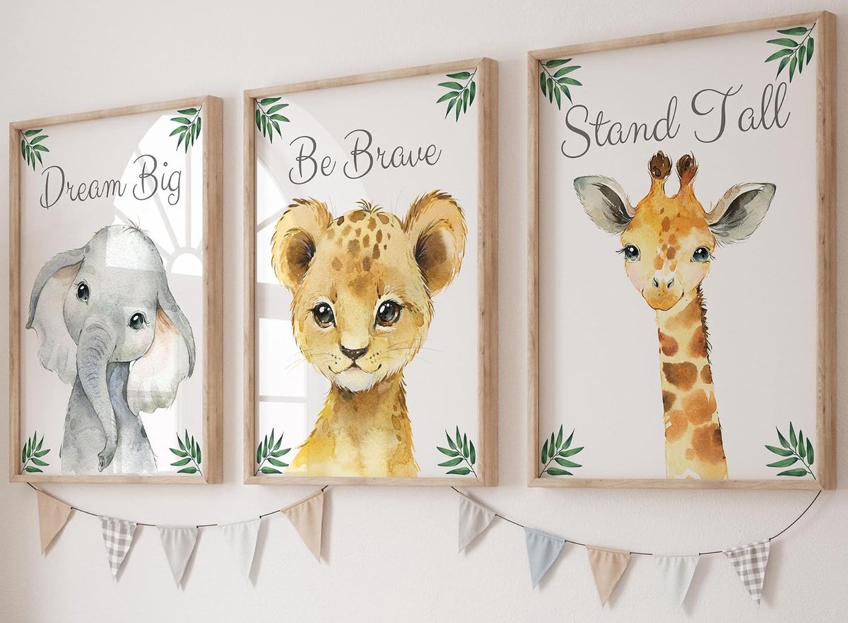 Prints Muurdecoratie Baby Safari – Set van 3 Ongeframeerde Posters voor Baby-/Kinderkamer Meisje of Jongen – Dieren (Olifant, Giraf, Leeuw) “Dream Big, Stand Tall” – A3