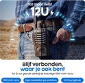 Zwarte portofoon met oranje accenten, gedragen aan een riem, met de tekst 'Tot maar liefst 12U'.