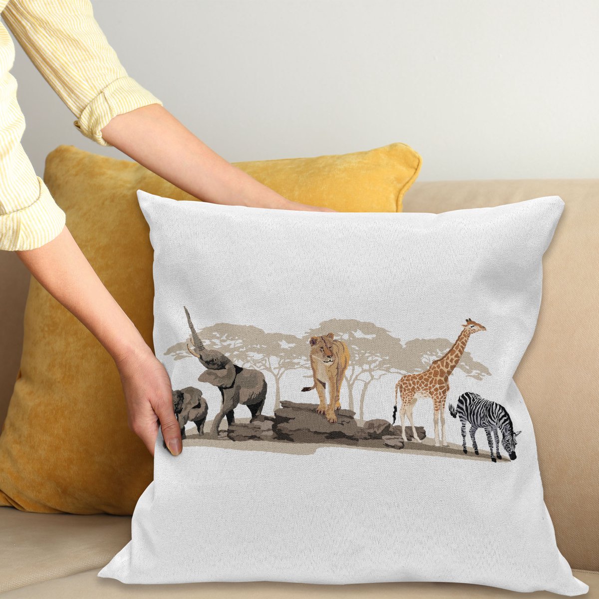 ABAKUHAUS Safari Sierkussenhoes, Illustratie van Wild Savannahs Dieren Exotisch Giraffe Lion Elephant Zebra, Decoratieve Vierkante Sierkussenhoes, 45 x 45 cm, Beige
