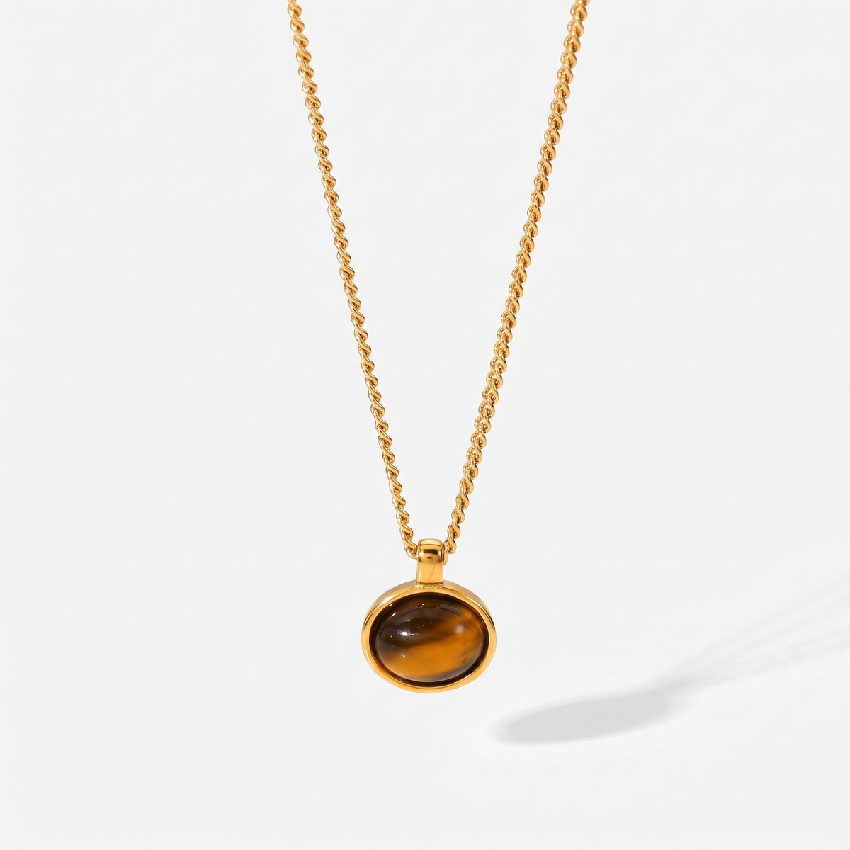Lundholm Elodie Tijgeroog Ketting Dames Goudkleurig – Premium Stainless Steel Gold PVD Plated – Ketting met Tijgeroog Natuursteen Hanger – Bruine Edelsteen Ketting Cadeau Sieraad Vrouw – 45 cm – Waterproof & Hypoallergeen – Cadeau voor Haar Kerst
