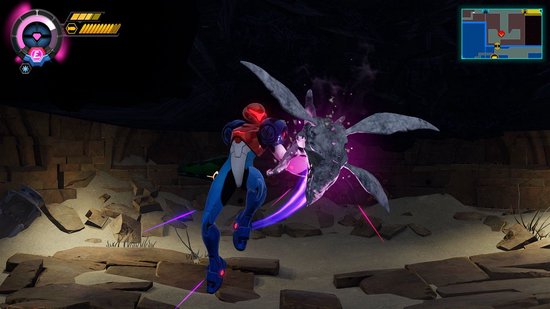 Samus in een rood, blauw en groen pak vecht tegen een grijze, vliegende alien met paarse energie.