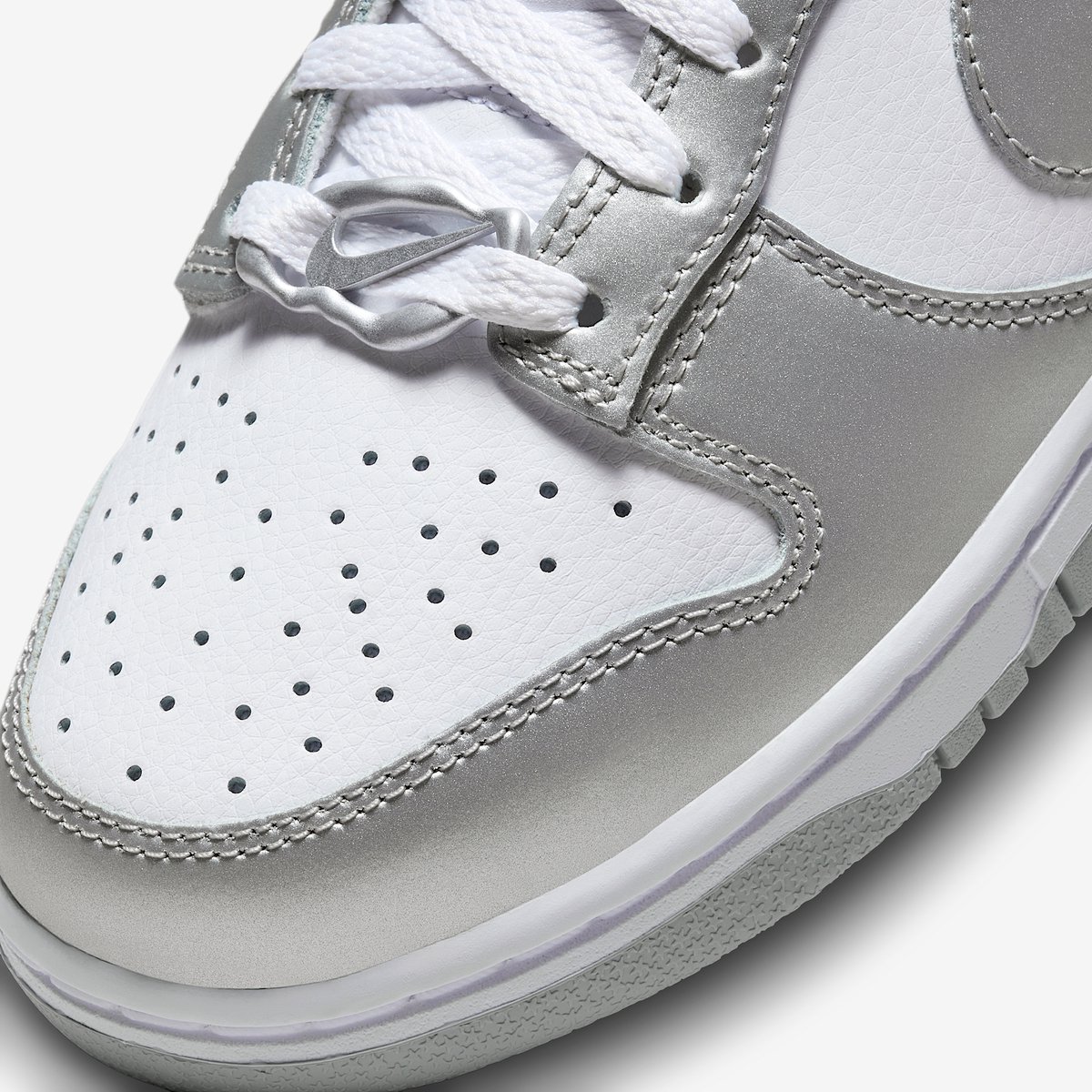 Nike Dunk Low – /Metallic Joy Dunk Lifestyle Dames Sneakers voor Vrouwen Wit