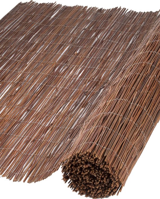 Rol van wilgentakken, bruin, stevig geweven met wit draad, voor tuinafscheiding.