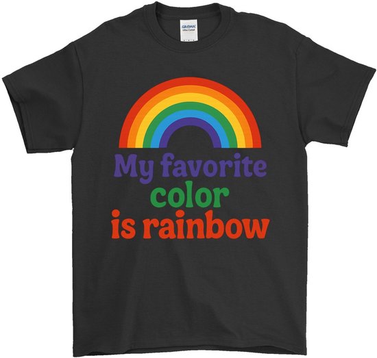 Zwarte T-shirt met een regenboog en tekst "My favorite color is rainbow".