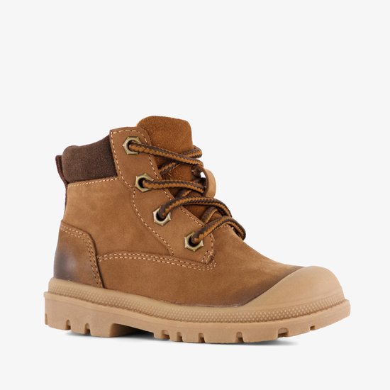 Bruine leren veterboot met metalen veterogen, bruine veters en een robuuste beige profielzool.