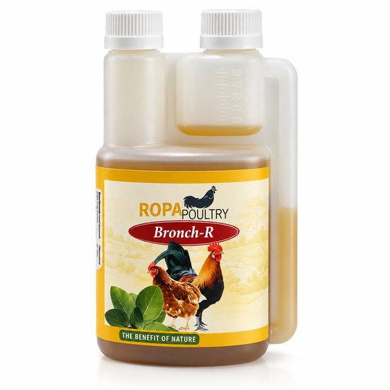 Een doorzichtige fles RopaPoultry Bronch-R met een etiket met de tekst ROPA POULTRY Bronch-R, een kippenfamilie en groen, met gele vloeistof.
