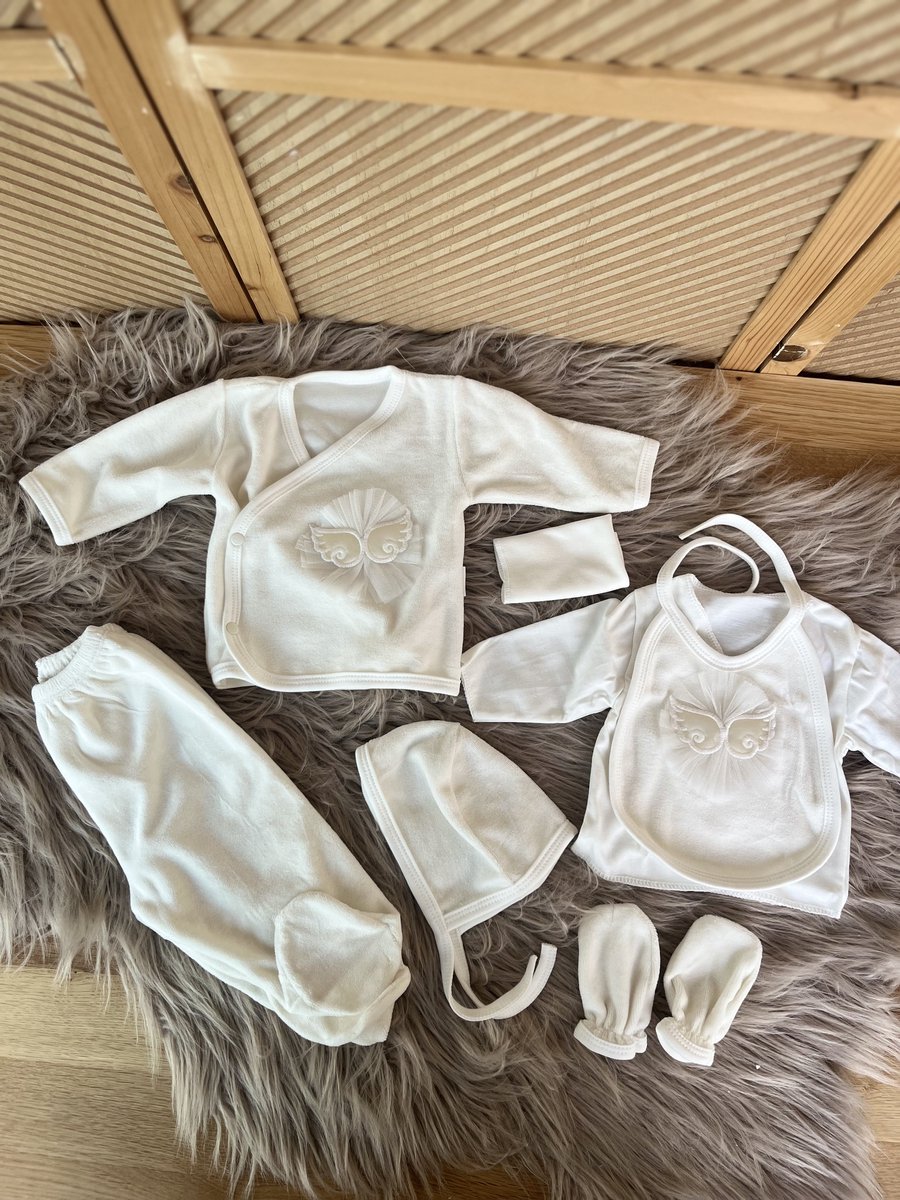 Luxe geschenkdoos-7 delige set- newborn pak -kraamcadeau-babyshower-fluwelen pyjama set -maat 56- vanaf geboorte tem 4 maanden-gebroken witte kleur-strikmuts-engelen vleugels