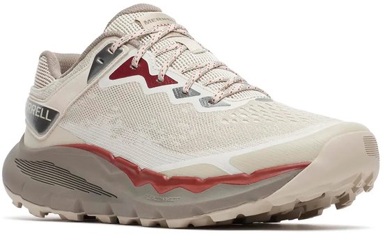 Zijprofiel van beige Merrell trailschoen met rode en taupekleurige details op de zool en veters.