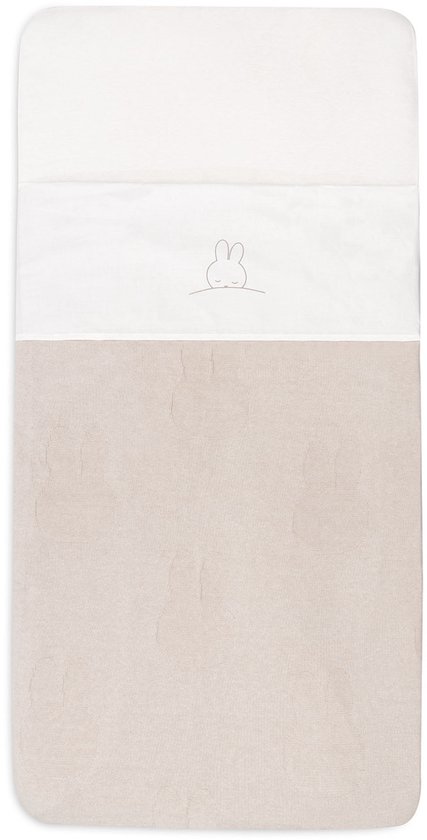 Wiegdeken in de kleuren gebroken wit en beige met een subtiel Nijntje-logo in het midden.